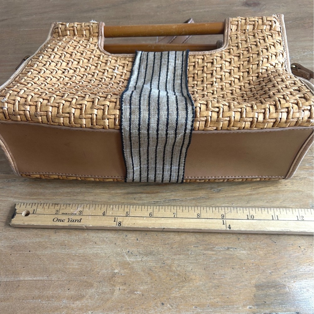 Vintage Fossil Woven Straw Handbag Tan Wood Handle Crossbody Striped Boho 75082 - Picture 4 of 7